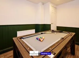 Cosy 4Bed Home By Prospergress Property Short Lets & Serviced Accommodation Coventry With Free Parking, WiFi & Pool Table and Games