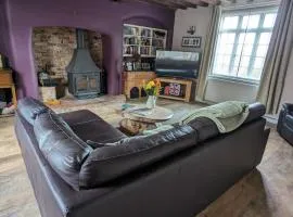 Beautiful and Warm 4-bed Home in Newark by Renzo, Free Parking, Close to A1