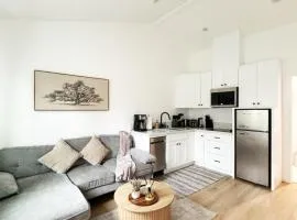 Relaxing 2BR Escape in Trendy West LA - CM-CAL