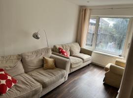 Large Rooms with Desk, Gardens & Great Transport, hotel din Welling