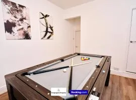 2 Bedroom House By Prospergress Property Short Lets & Serviced Accommodation Coventry With Parking and Games