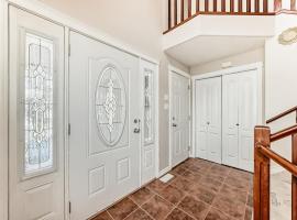 Gorgeous home in Newcastle close to many amenities, casa r&uacute;stica em Edmonton