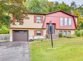 Family Home Close to Warwick, 5 Mi to Lake!, hotel v destinaci Monroe