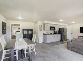 The Cozy Oak - Modern Basement Apartment