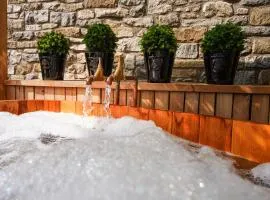 PEAK DISTRICT ROMANTIC Courtyard Loft, with Outdoor Japanese Whirlpool Bath