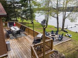 Lake Front ~ Firepit ~ Kayaks ~ SUPs ~ Yard Games, ξενοδοχείο σε Gaylord