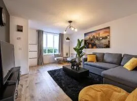 Elegant 4BR Home, Parking, City Centre, Sleeps7