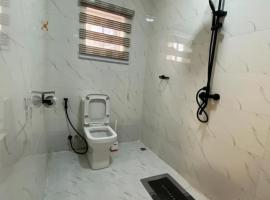Luxurious 3-Bedroom Duplex with Private Compound, hotel en Jibowu
