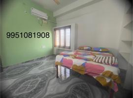 Tej Home Stays and Guest House, villa en Miriālgūda