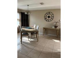 Minutes to Shopping, Dining and Fun Family Stay - Sleeps 6, Hotel in Pharr