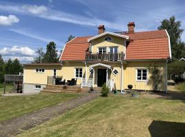 Spacious apartment with lake view only 15 minutes from Vimmerby, hotel in Hällerum