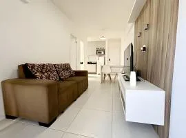 Flat 100 metros da praia, com varanda, piscina, ar condicionado, muito bem localizado