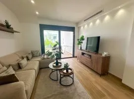 Modern 2-Bed with Solarium & Pink Lake Views