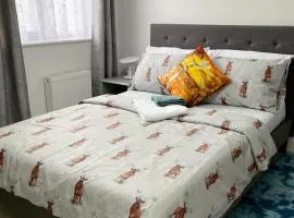 Apartment - Sleeps 4 - Parking - WiFi