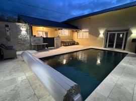 Loft d'exception piscine et spa, hotel v destinaci Illiers