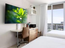 Family Beachwalk Studio- 29th floor, Hotel in Hallandale Beach