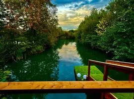 Woodland Escapes Glamping - Lake View