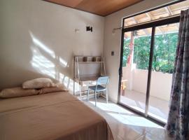 Quiet room with AC close to the beach, hotel en Uvita