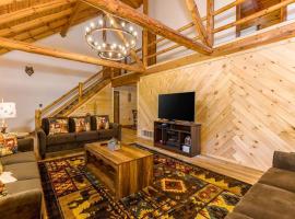 Luxury Spacious Cabin Hot Tub, Theater, 5 Acres in Hocking Hills, hotel di Logan