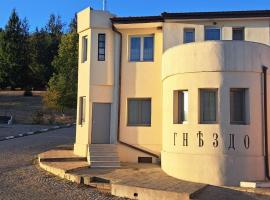 Gnezdo Studio Apart, pet-friendly hotel in Shipka
