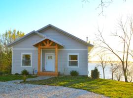 Comfortable and Modern Cabin Rental on Lake Red Rock near Pella, Iowa, hotel in Pella