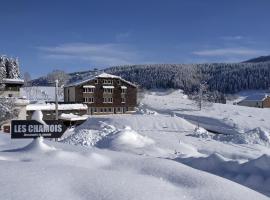 Les Chamois du Jura à Lajoux、Lajouxのキッチン付きホテル
