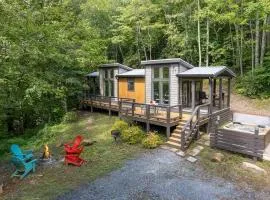 High Hollow Cottage Modern Tiny Home with Hot Tub