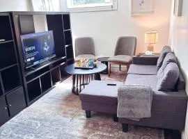 Bright & Spacious 2BR & Parking Near TTC & Shops