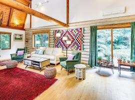 Lake Margaret Access Boho Log Cabin with Backyard, hotel in Duvall