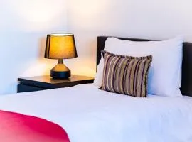 Airport Home, Free Parking, Sleeps 6, Near City