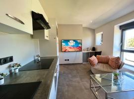 Le Cosy gare d'Oullins - Parking privé, hotel in Pierre-Bénite