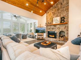 Reel Chill- 4 bedroom home with Dock, Swimspa, Hot tub!, hotel in Thayerville