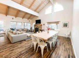 Sleeps 30, Riverfront, HotTub, PoolTable, DiscGolf, ξενοδοχείο σε Three Rivers