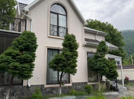 Villa with Mountain Views, hotel in Ağçay