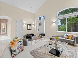 The Villa - Tuscan Bellevue Retreat - Free Parking & EV Port, hotel u gradu Belvi