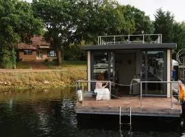 La Petite Foret Houseboat On The Isle Of Wight