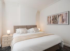 Spacious 3 Bed House Free Parking Ideal for Contractors and Families, hotel di Litherland