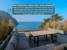 Harbour Tide, Inviting 3 BR Apt, Large Terrace and Sea View, Parking