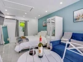 Easy NYC Access Sleek Hillside Guest House