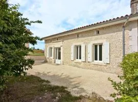 Maison charentaise rénovée avec jardin privatif et parking - FR-1-653-281