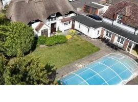 Beautiful Thatched Cottage with Outdoor Pool, Secure Garden, Dog & Family Friendly! Chichester Holiday Properties