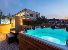 7BR Walled City Diamond Villa - Rooftop Heated Jacuzzi