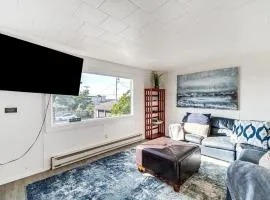 Walk to Beach and Harbor Spacious Westport Apt!