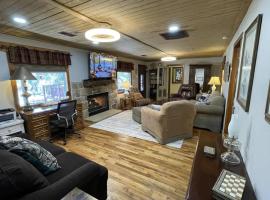 Midtown Meadow Cabin, hotel v destinaci Ruidoso