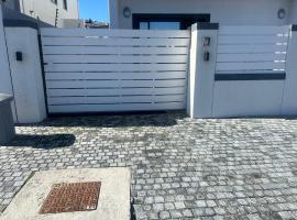 Luxury Ensuite Bachelor Pad with Separate Entrance & Gate - Maximum Privacy Guaranteed!, hotel di Cape Town