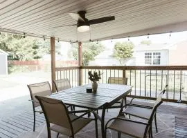 "The Meridian" Modern Stay near Downtown / Airport