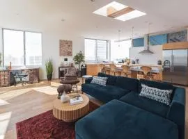 Industrial&Stylish 3 bedroom 3 bathrooms Home With Views and Hot tub