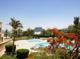 Charming Pool View Studio Retreat at Bab Al Bahr