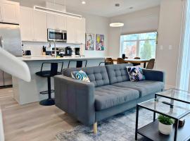 4BR Townhouse with Lake View & Parking - Sleeps 10 - WV rep 3, hotel en Warrenville