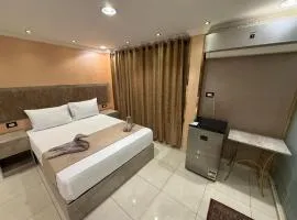 Cairo-Plaza, Manchester Hotel